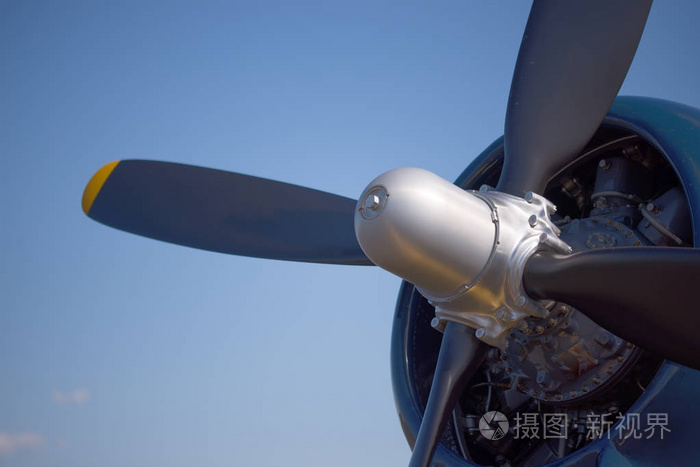 关闭发动机和螺旋桨的老式二战战斗机飞机