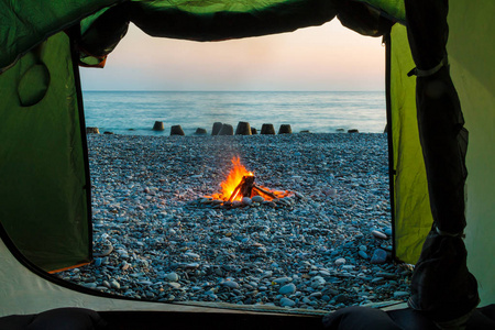 从帐篷里看到的篝火和大海
