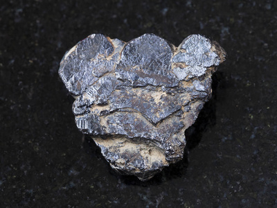 深色背景钛铁矿石照片