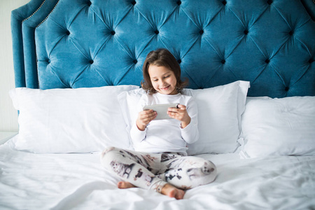 小女孩玩游戏图片