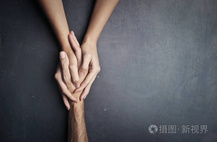 两只手握着另一只手
