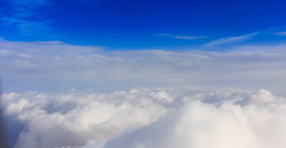 蓝天白云背景。文本空间