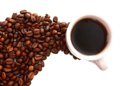 小杯白色咖啡,咖啡粒在谷物背景上照片