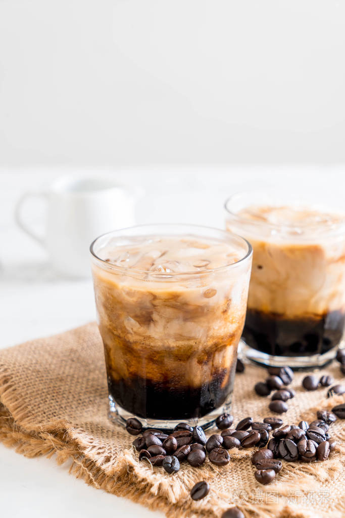 冰的咖啡加牛奶