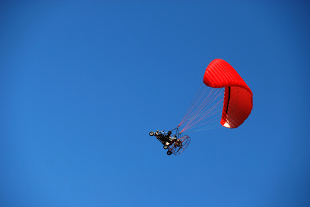 莫托滑翔伞与蓝天