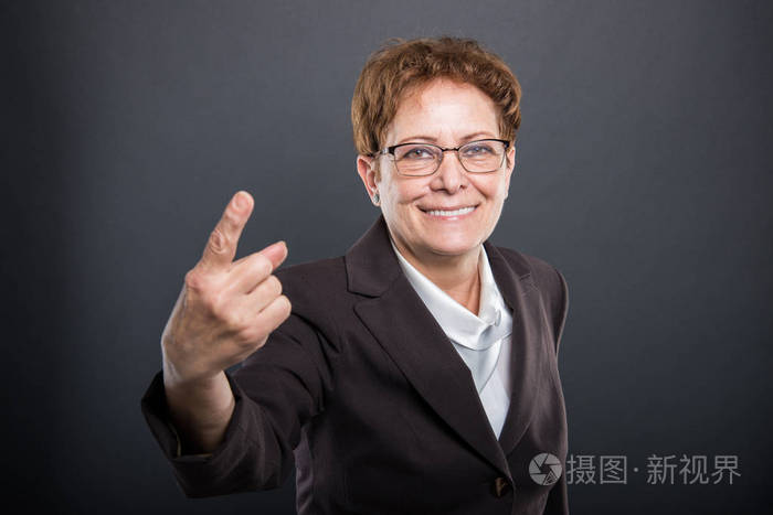 商务高级女士展示一个手势