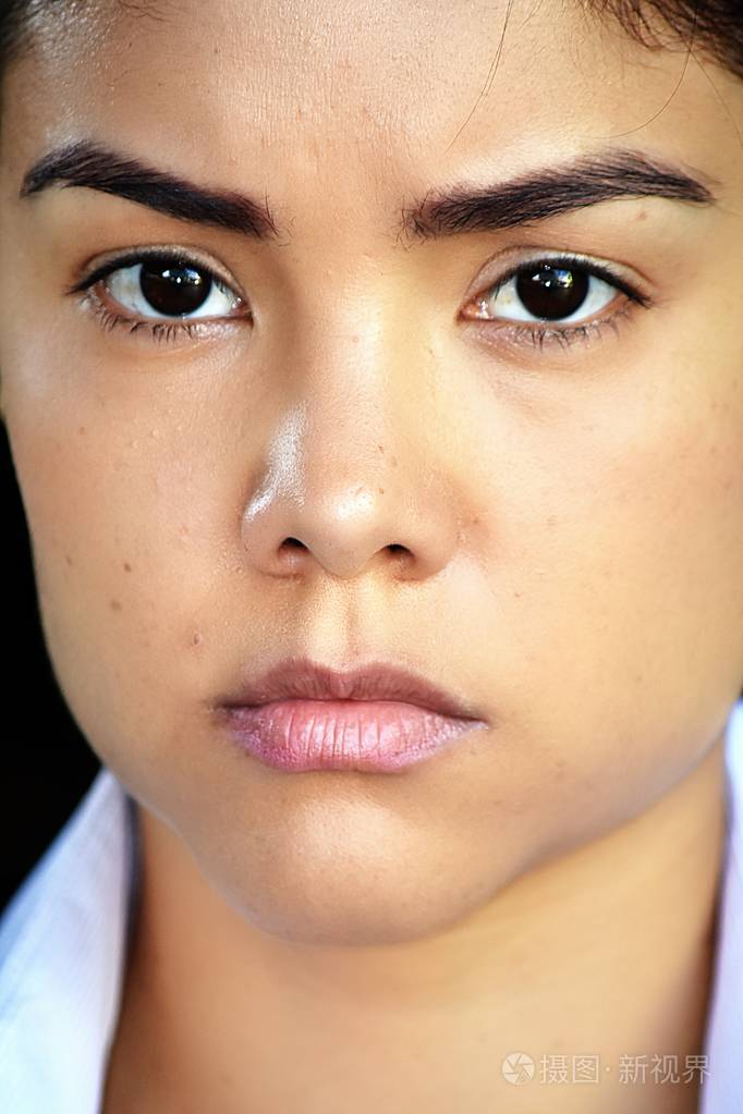 严肃的年轻女性面孔