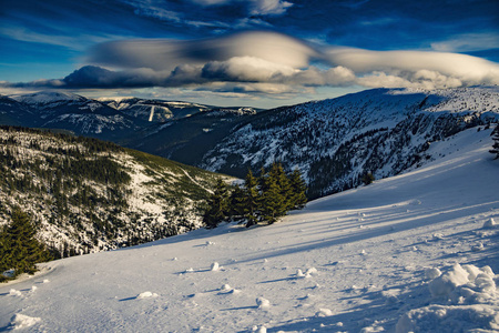 带阳光的雪山景观山谷