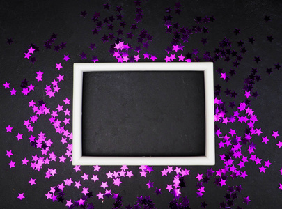 白色框架在黑色背景周围紫色星号, 贺卡, 地方为文本