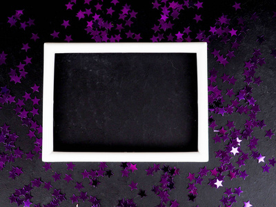 白色框架在黑色背景周围紫色星号, 贺卡, 地方为文本