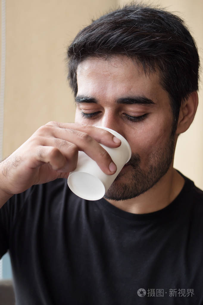 口渴的亚洲人喝水