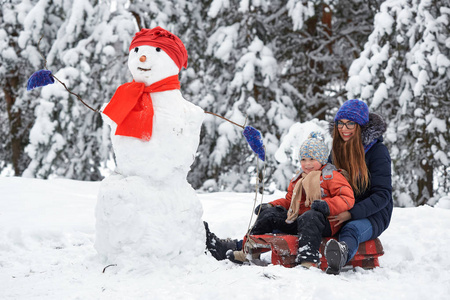 冬天的乐趣。一个女孩和一个男孩在做雪球