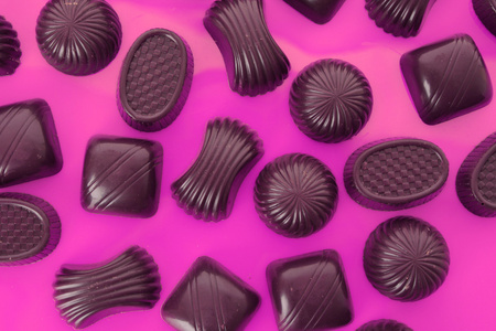 粉色背景的各种巧克力糖果