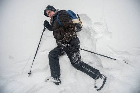 在雪地里散步滑稽