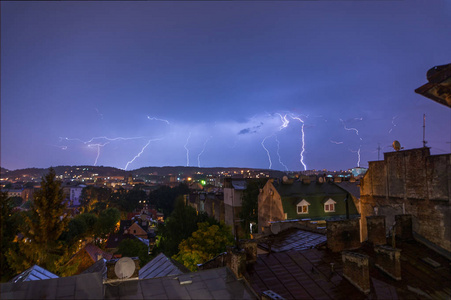 闪电在利沃夫
