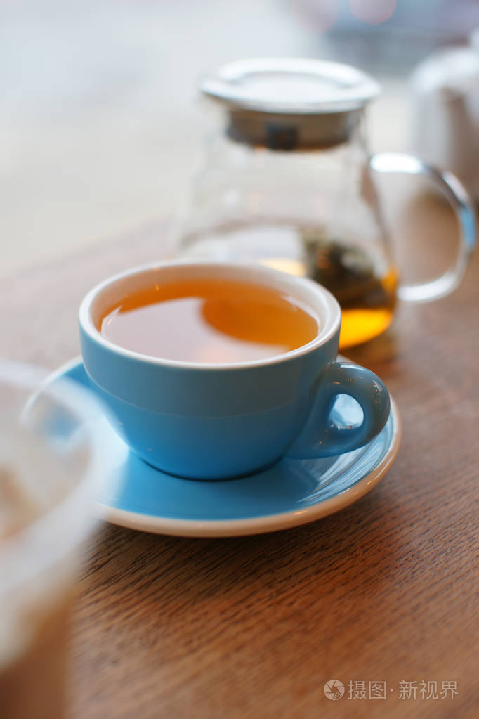 一杯茶桌子上