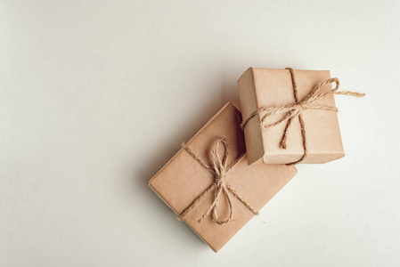 礼物, 一个惊喜的盒子里装着棕色的老式纸
