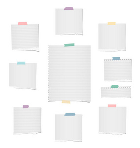 白色撕裂内衬和空白便笺, 笔记本纸带, 文本或信息的页面粘贴在白色背景彩色粘胶带