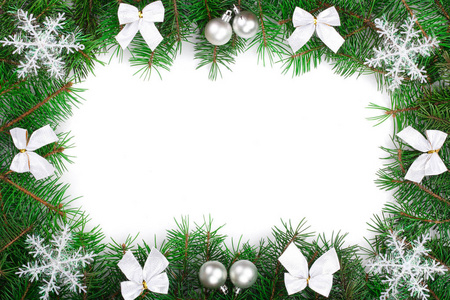 圣诞框架装饰的弓和球在白色背景的空白与复制空间为您的文本。顶部视图