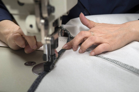 小缝纫机在小家具厂手工制作业务照片