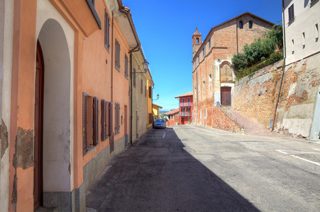 意大利罗迪的房子和旧教堂。