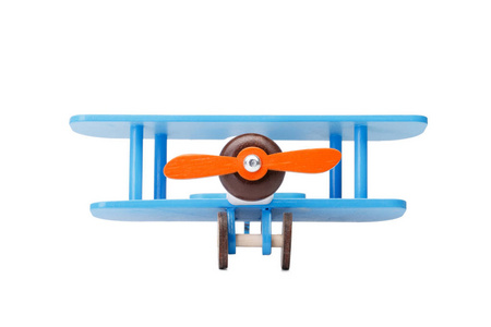 白色背景下的蓝色木制玩具飞机特写图片