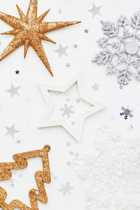 圣诞节和新年背景与闪闪发光的冷杉树, 雪花和星五彩纸屑。白色背景的假日符号, 文本位置