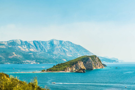 St. 尼克在亚得里亚海海湾附近的布德瓦, 著名的旅游胜地黑山的城市的看法