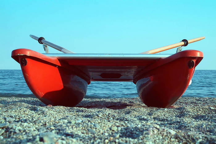 红桨船在海滩和蓝天