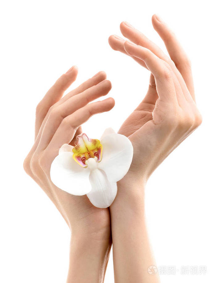 年轻女子抚摸她的手和感觉奶油在白色背景上的保湿效果