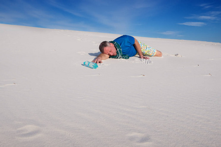吃得苦中苦人, 迷失在沙漠中, 饱受干渴之苦照片