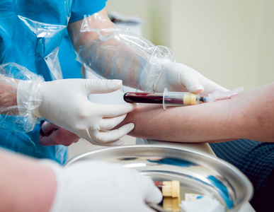 抽血的护士的手的特写照片