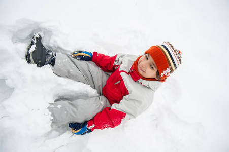 快乐顽皮的男孩在雪地里