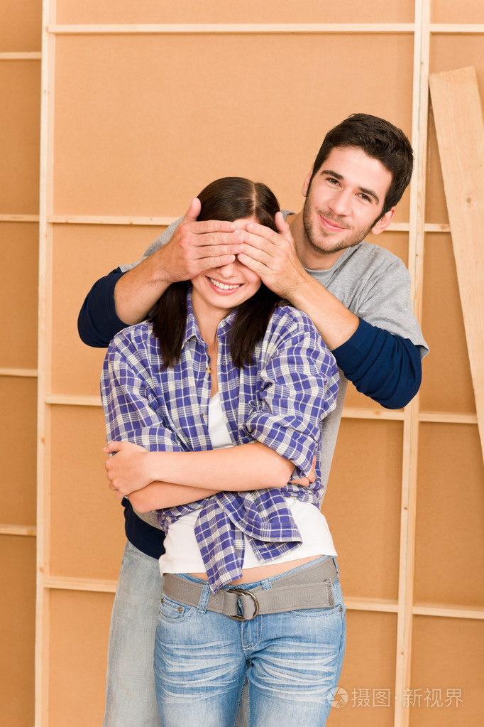 新房子小幸福夫妇闭上眼睛