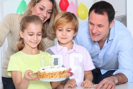 家庭庆祝儿童生日图片