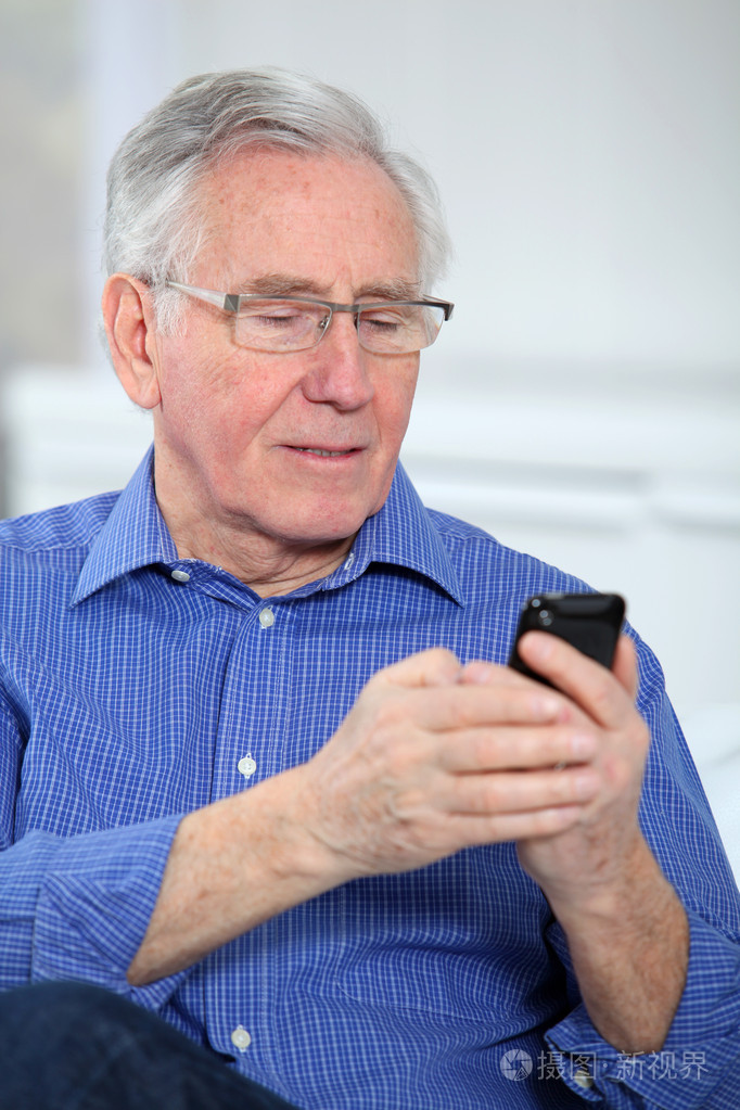 老人在用手机说话