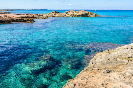 西班牙岛卡洛湾的透明海