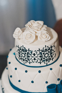 蛋糕与蓝色设计和玫瑰7680