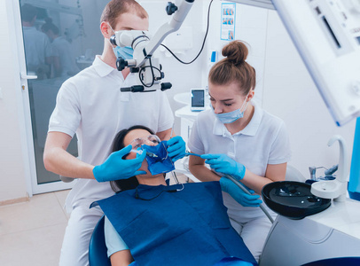 根管在牙髓治疗中的 Medicamentous 治疗。现代技术