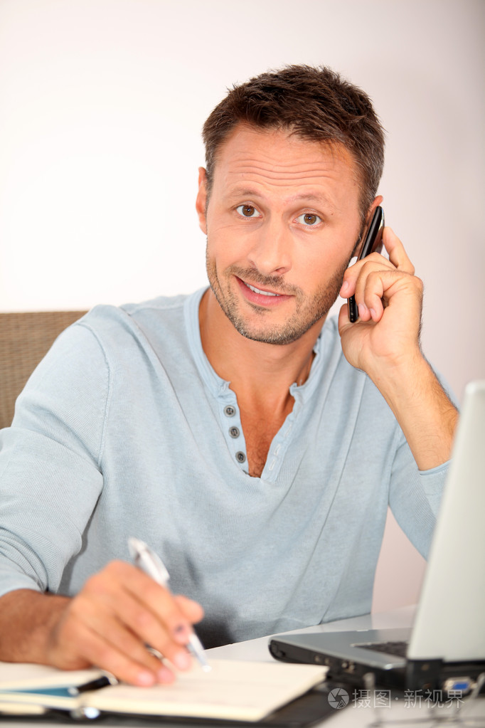 在家工作的男人