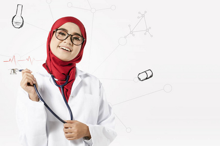 年轻的医生微笑和手持听诊器的白色背景与医学符号