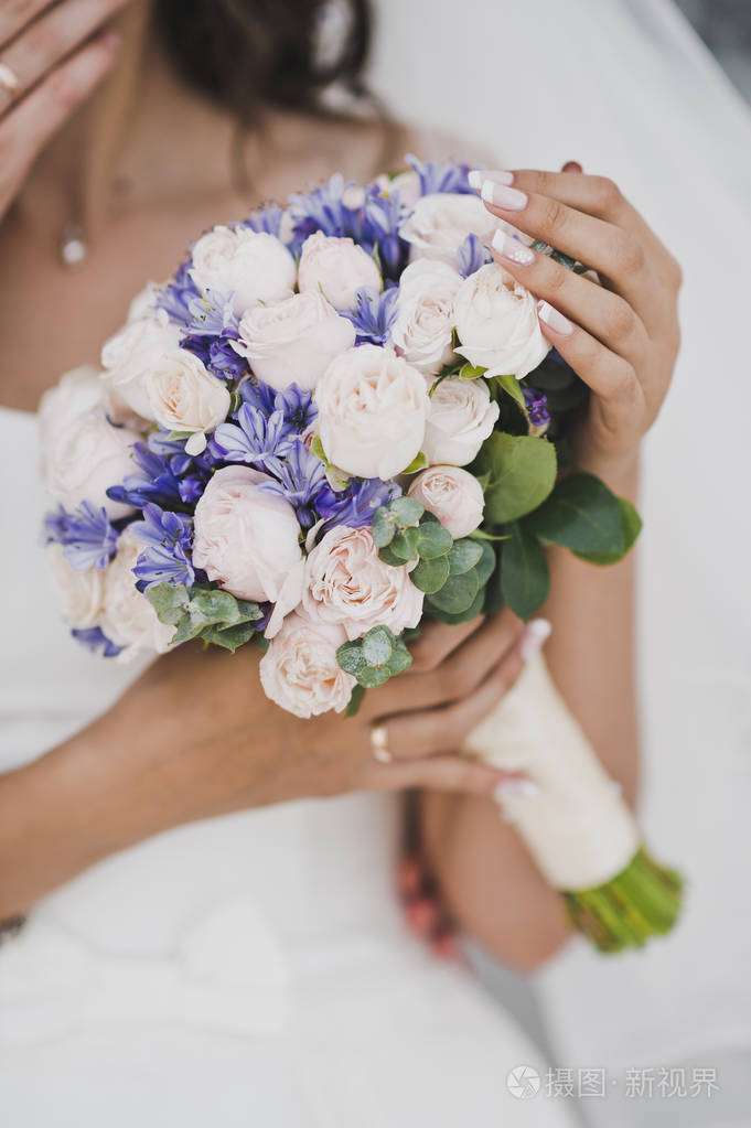 一束鲜花在新娘的手在婚礼7699