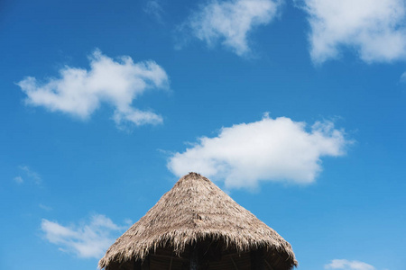 蓝天白云的稻草屋顶, 夏日的天空背景