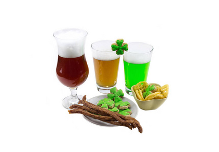 玻璃与不同的啤酒在白色背景琥珀绿色阵营与开胃三叶草圣帕特里克节