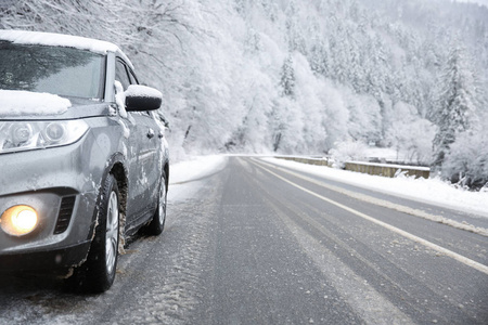 乡村道路上的汽车在下雪的天气图片