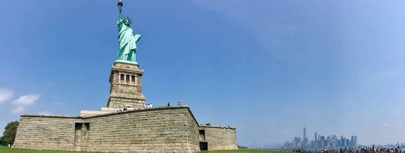 自由女神像与曼哈顿在全景视图中的背景