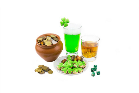 骰子游戏粘土壶苏格兰威士忌三叶草品脱绿色啤酒和橡子。圣帕特里克节