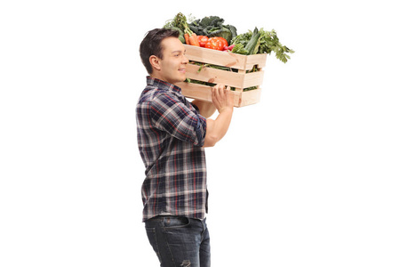 农民携带新鲜蔬菜箱