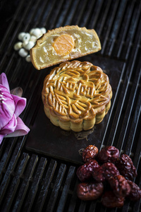 传统的中国节日月饼糕点甜点图片