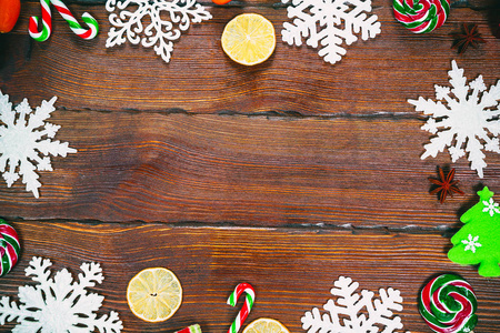 圣诞节背景与雪花, 锥体, 糖果, 干橘子和柠檬